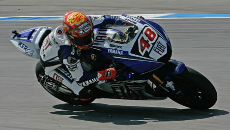 MotoGP debutanten, Jorge Lorenzo, kørte sensationelt sin Fiat Yamaha til sejr i Portugals Grand Prix.